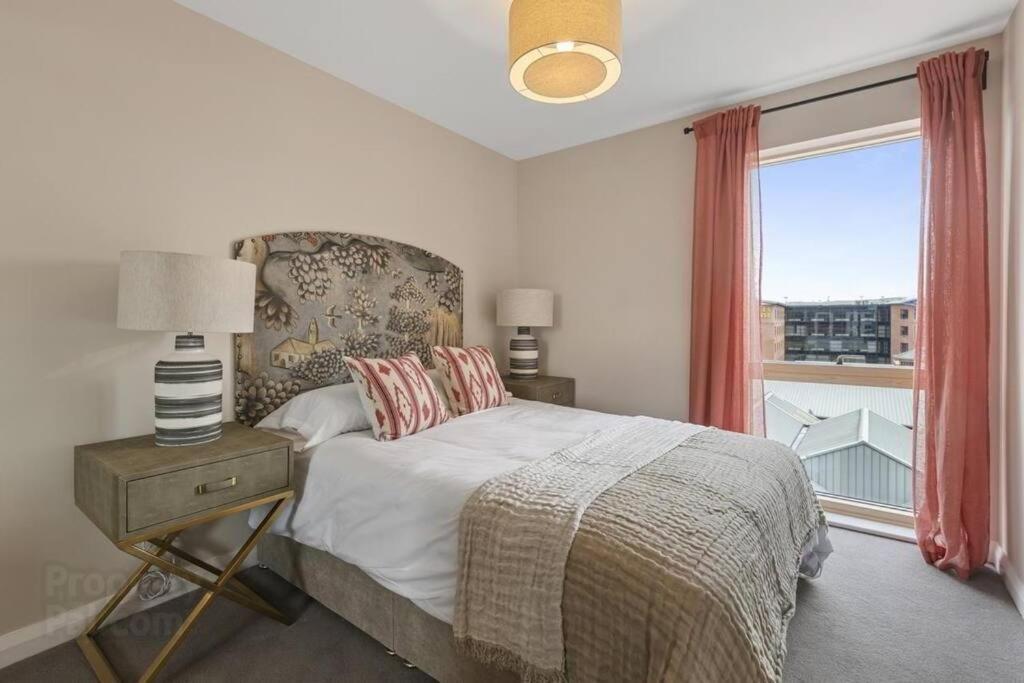 Centre, Sleeps 6 Belfast